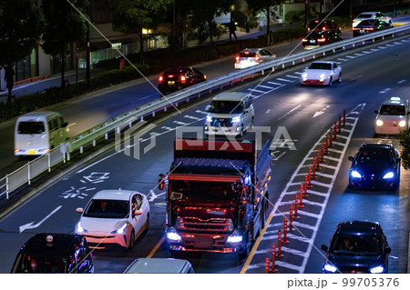 夜の山手通りの交通渋滞【交通イメージ】 99705376