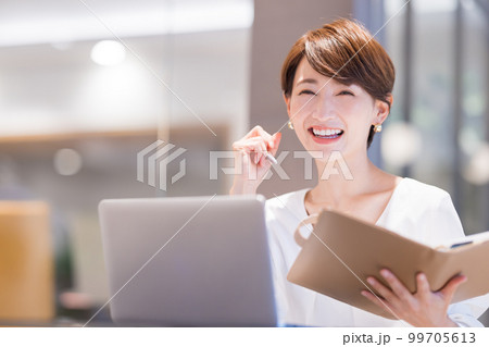 ビジネスシーン　オフィスで働く女性　撮影協力：WEEK芝大門（サンフロンティア不動産） 99705613