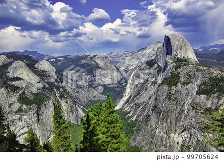 米国　ヨセミテ国立公園　ハーフドーム　グレイシャーポイントからの風景 99705624