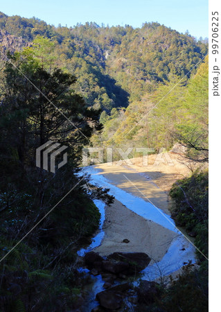 堰堤にたまった砂の上を流れる水 99706225