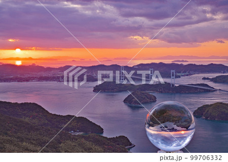 【亀老山展望公園より来島海峡大橋 (夕暮れ) (水晶玉)】 愛媛県今治市吉海町南浦 【亀老山展望公園より来島海峡大橋 (夕暮れ) (水晶玉)】 愛媛県今治市吉海町南浦 99706332
