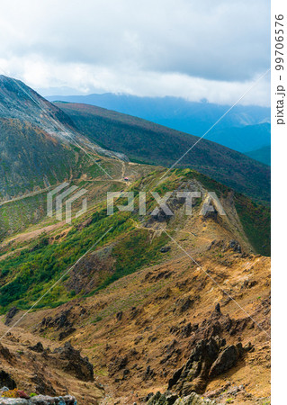 那須岳、朝日岳方面から見た峰ノ茶屋跡避難小屋や茶臼岳 那須岳、朝日岳方面から見た峰ノ茶屋跡避難小屋や茶臼岳 99706576