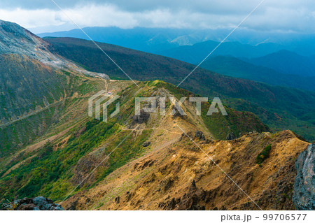 那須岳、那須三山、朝日岳方面から見た峰ノ茶屋跡避難小屋 99706577