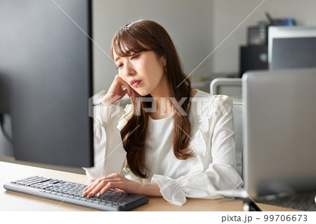 仕事に疲れる女性 99706673