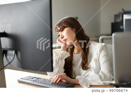 仕事に疲れる女性 99706674