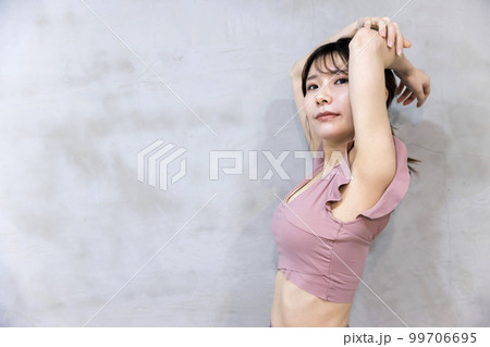 ヨガウェアでポーズをとる若い女性 99706695