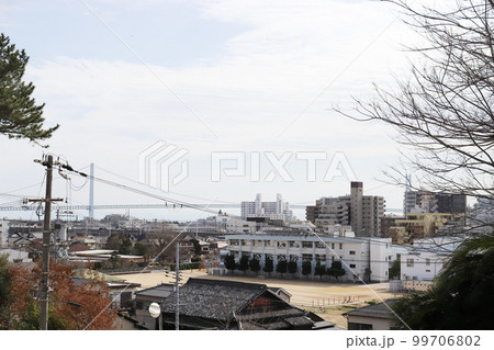 文化博物館前歩道橋より見える明石海峡大橋 99706802