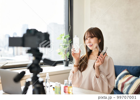 ライブ配信で化粧品の販売をする女性 99707001