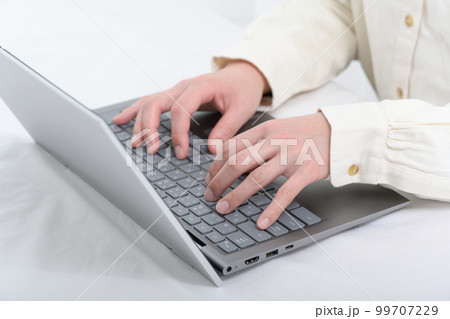ノートパソコンのキーボードを操作する女性の手元 ノートパソコンのキーボードを操作する女性の手元 99707229