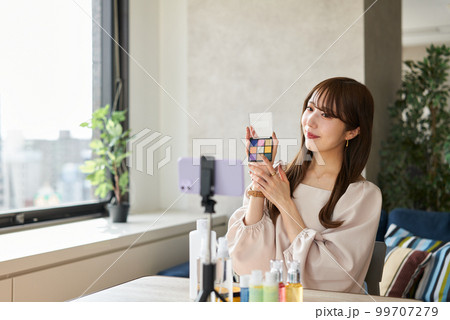 ライブ配信で化粧品の販売をする女性 99707279