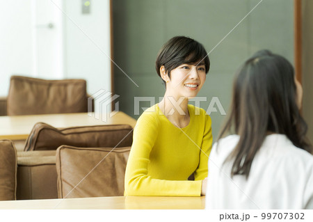 談笑する女性たち 99707302
