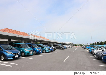 沖縄　宮古島市　下地島空港　カラフルなレンタカー 99707460