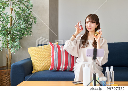 ライブ配信で化粧品の販売をする女性 ライブ配信で化粧品の販売をする女性 99707522