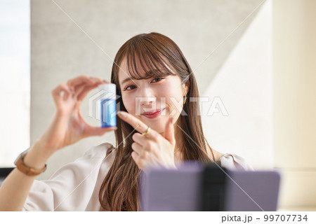 ライブ配信で化粧品の販売をする女性 99707734