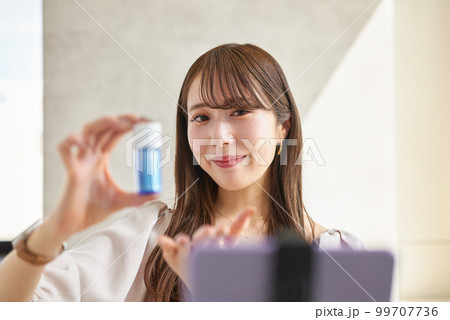 ライブ配信で化粧品の販売をする女性 99707736