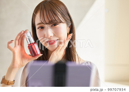 ライブ配信で化粧品の販売をする女性 ライブ配信で化粧品の販売をする女性 99707934