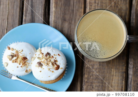 米粉を使ったグルテンフリーのカップシフォンケーキとコーヒー 米粉を使ったグルテンフリーのカップシフォンケーキとコーヒー 99708110