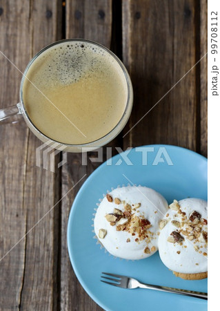 米粉を使ったグルテンフリーのカップシフォンケーキとコーヒー 99708112