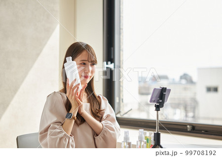 ライブ配信で化粧品の販売をする女性 ライブ配信で化粧品の販売をする女性 99708192