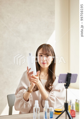 ライブ配信で化粧品の販売をする女性 99708195