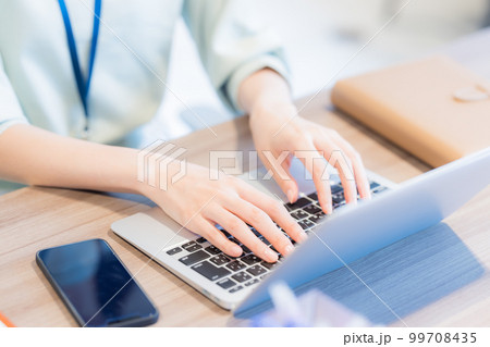 ビジネス　パソコンで仕事をする女性の手元　撮影協力：WEEK芝大門（サンフロンティア不動産） 99708435