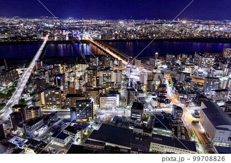 大阪府　梅田スカイビルから眺める大阪の夜景（淀川方面） 99708826