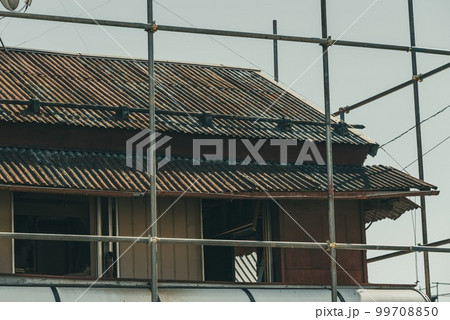 老朽化した木造家屋の解体と単管足場 老朽化した木造家屋の解体と単管足場 99708850
