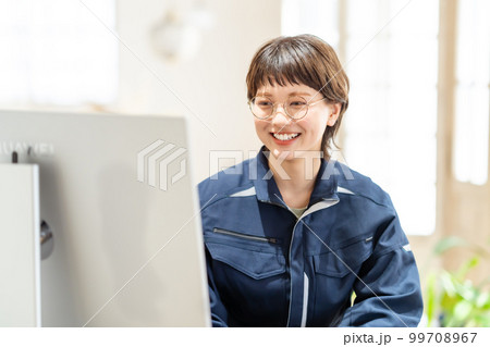 設計事務所で働く若い女性エンジニア 99708967