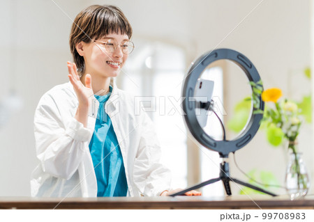 オンライン配信をする若い女性 オンライン配信をする若い女性 99708983