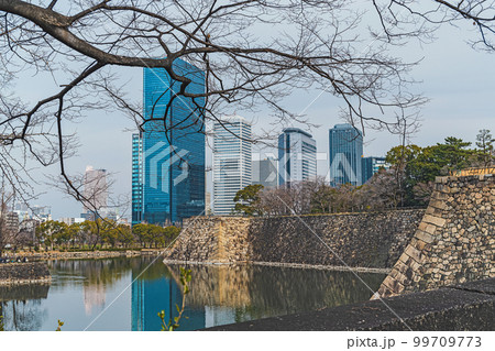 大阪城 西外堀と大阪ビジネスパークの風景 大阪城 西外堀と大阪ビジネスパークの風景 99709773