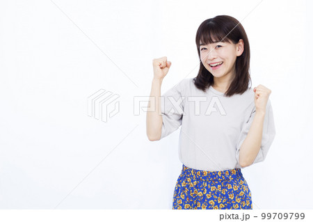 ガッツポーズをしている30代の女性 99709799