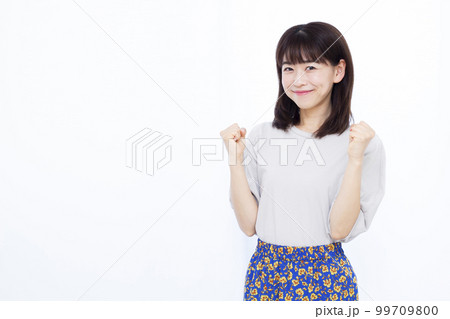 ガッツポーズをしている30代の女性 99709800