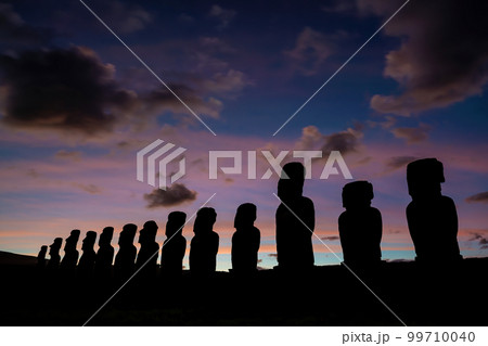 The ancient moai of Ahu Togariki, on Easter Island of Chile 99710040