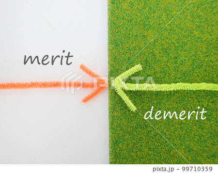 メリットとデメリットの単語と押し合いをする矢印	 99710359