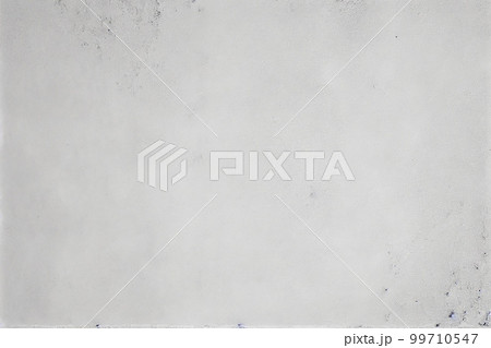 表情のあるざらざらした白色のコンクリート壁の背景 99710547