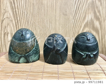 微笑んでいるお地蔵さんの置物三人 99711981