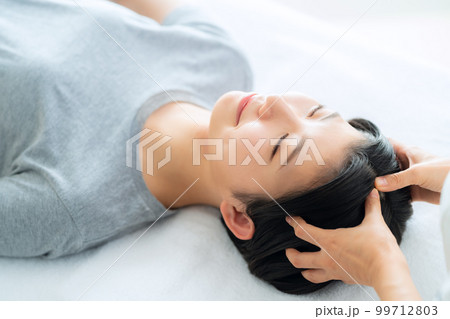 女性　整体　マッサージ　整骨院　指圧 99712803