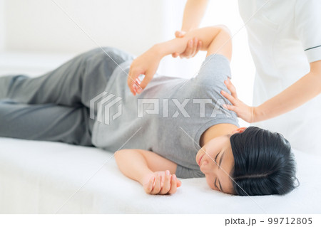 女性　整体　マッサージ　整骨院　指圧 99712805