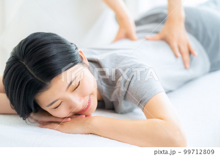 女性　整体　マッサージ　整骨院　指圧 99712809