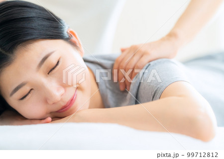 女性 整体 マッサージ 整骨院 指圧 女性 整体 マッサージ 整骨院 指圧 99712812