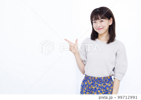 指差しをしている30代の女性 99712991