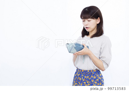 生活費に困る30代の主婦 99713583