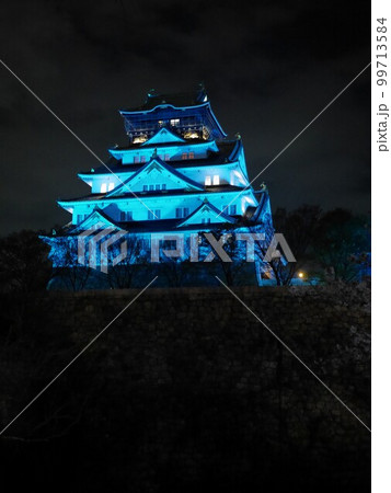 夜の大阪城 ブルーライトアップ 夜の大阪城 ブルーライトアップ 99713584