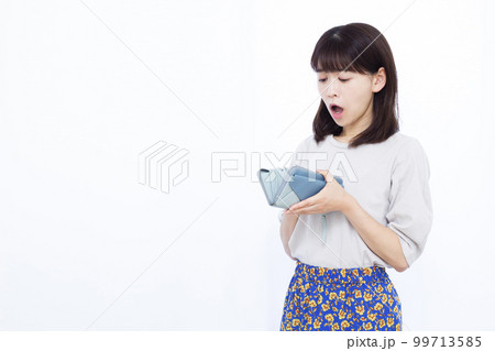 生活費に困る30代の主婦 99713585