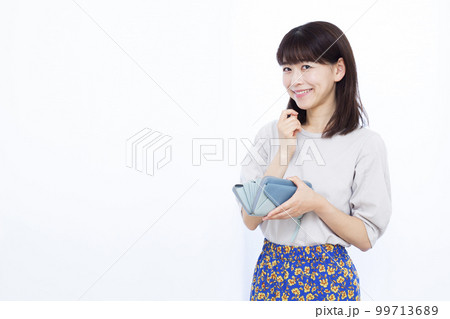 お財布を持っている30代の女性 99713689