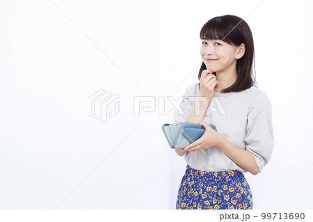 お財布を持っている30代の女性 99713690