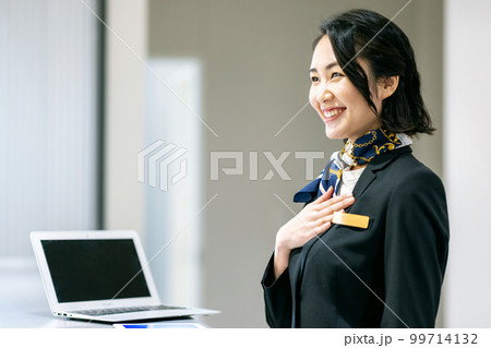 ホテルで受付をする若い女性 撮影協力:LINK FOREST ホテルで受付をする若い女性 撮影協力:LINK FOREST 99714132