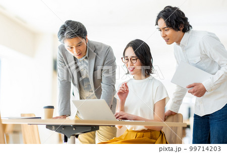 男女が仕事をオフィスでしているイメージ　撮影協力：LINK FOREST 99714203