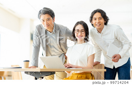 男女が仕事をオフィスでしているイメージ 撮影協力:LINK FOREST 男女が仕事をオフィスでしているイメージ 撮影協力:LINK FOREST 99714204
