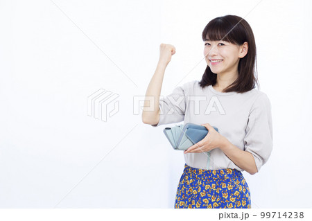 お財布を持っている30代の女性 99714238